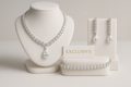 EXCLUSSIVE DIAMOND SET FOR WOMEN WITH SMALL EXCLUSIVE BANNER ON THE CENTER