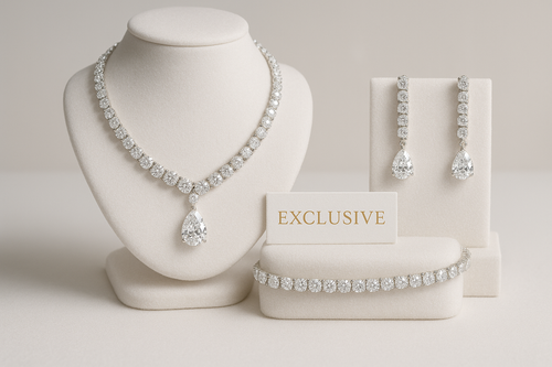EXCLUSSIVE DIAMOND SET FOR WOMEN WITH SMALL EXCLUSIVE BANNER ON THE CENTER